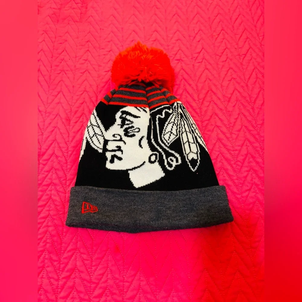 NEW ERA Chicago Blackhawks NHL Gray and Red Beanie